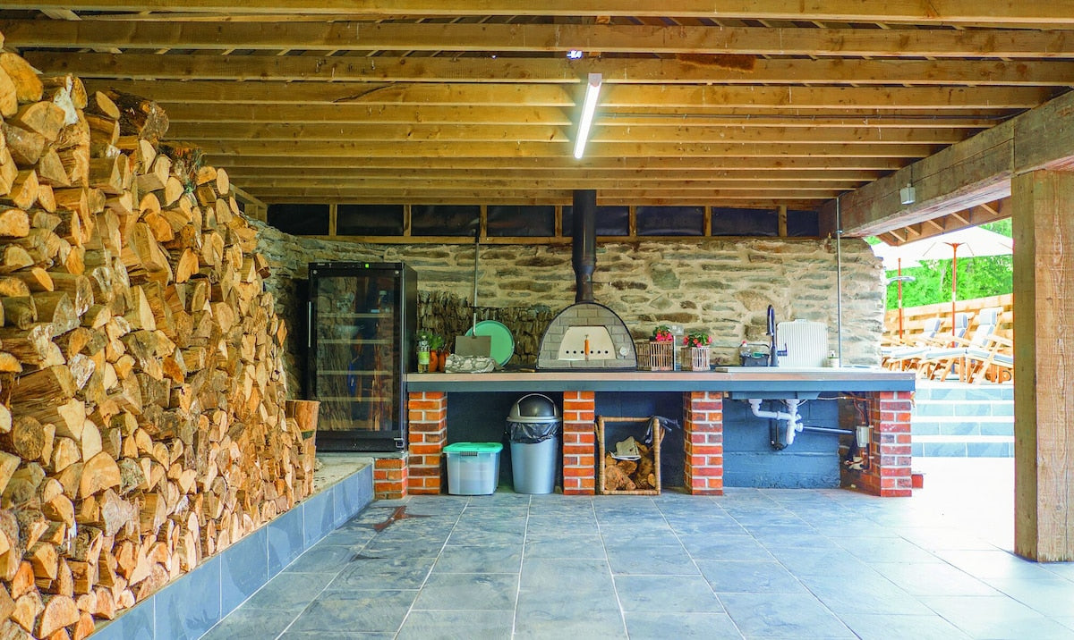 cider barn outdoor kitchen area with drinks fridge, sink and pizza oven